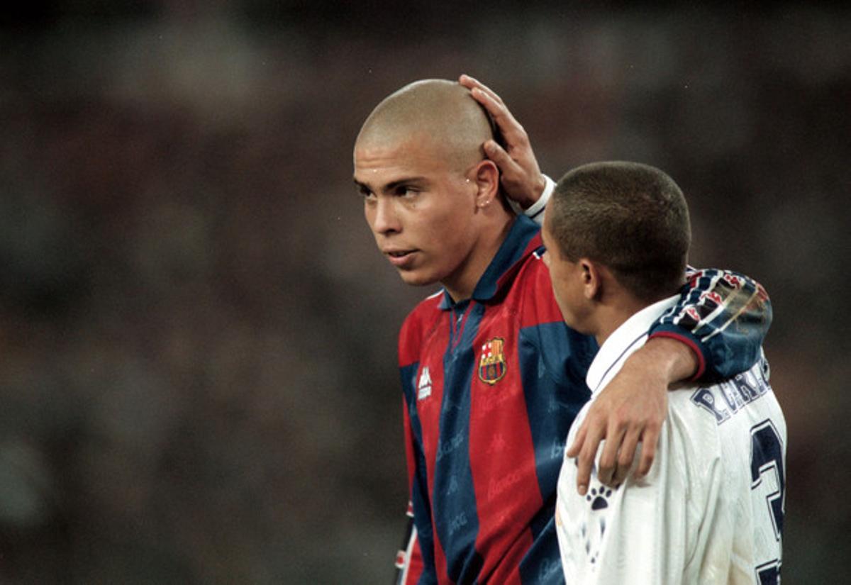 Roberto Carlos consuela a Ronaldo tras la derrota del club culé.
