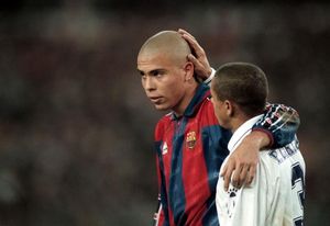 Roberto Carlos consola Ronaldo després de la derrota del club culer.