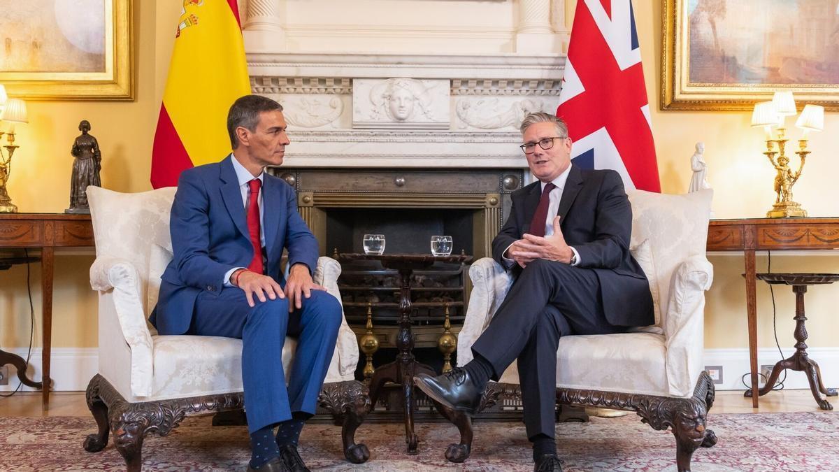 El primer ministro británico, Keir Starmer, y el jefe del Gobierno español, Pedro Sánchez, en la visita a Downing Street el 3 de septiembre de 2025.