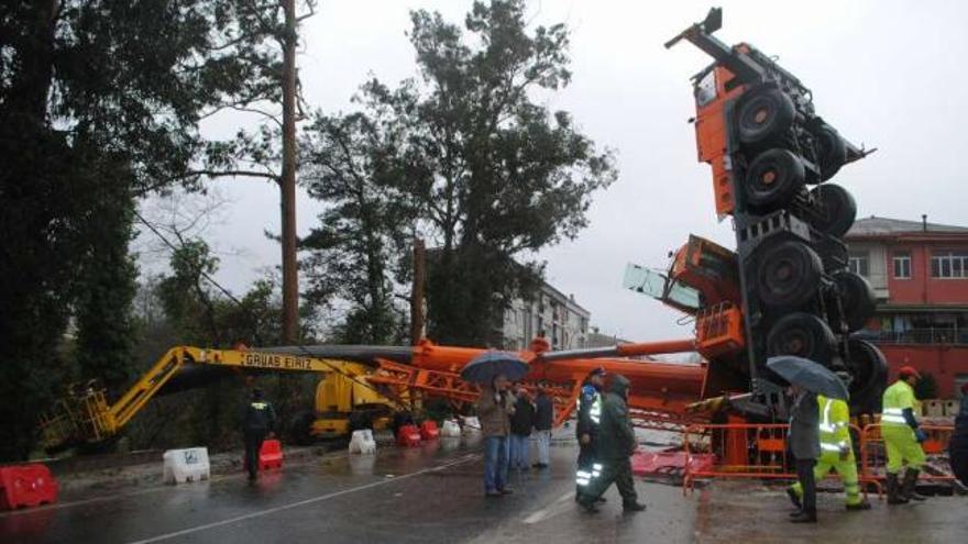 Dos operarios heridos graves al desplomarse una grúa en Vimianzo