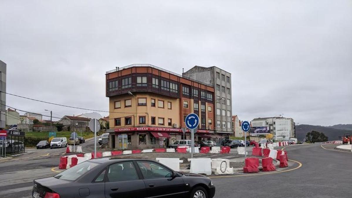 Vista de la rotonda de la avenida de Fisterra, en la travesía de A Groufa, en Arteixo.