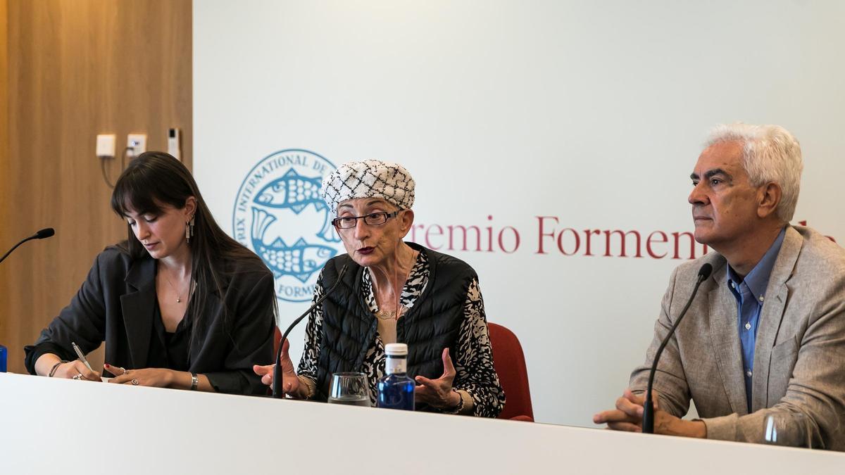 La ganadora del Premio Formentor, Hélène Cixous, en el centro de la imagen