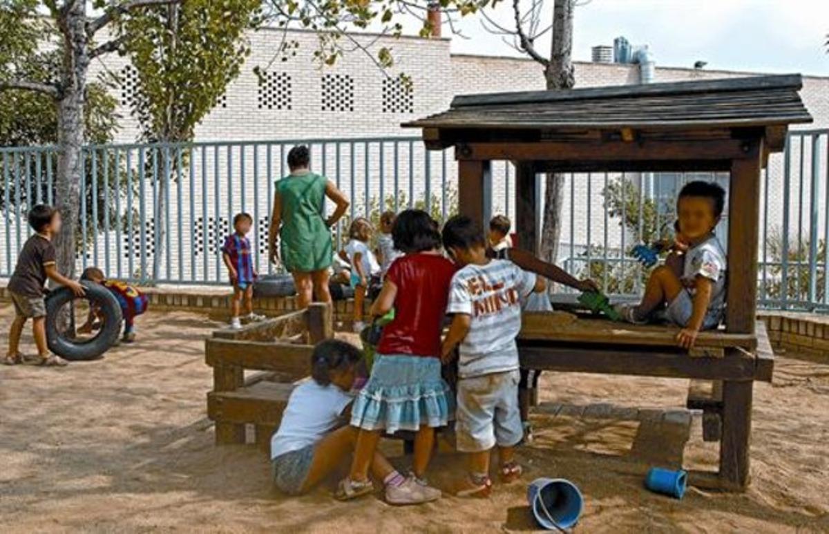 Uns nens juguen al CEIP Marinada del Masnou, un dels centres que han decidit no fer colònies, ahir.