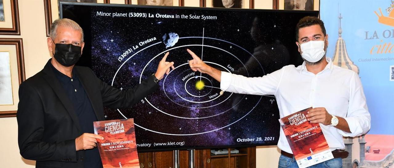 Francisco Linares y Juanjo Martín señalan el asteroide La Orotava