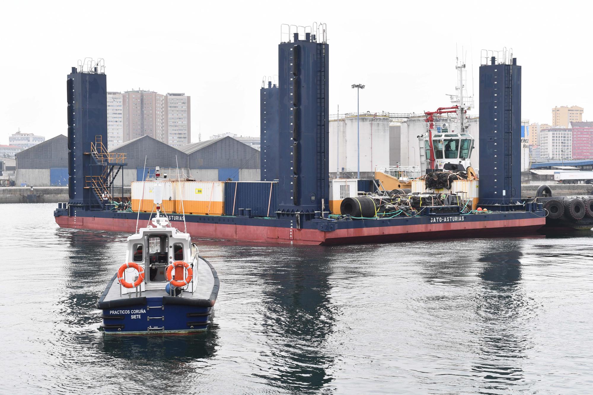 El buque cajonero ‘Sato Asturias’ atraca en el muelle del Centenario