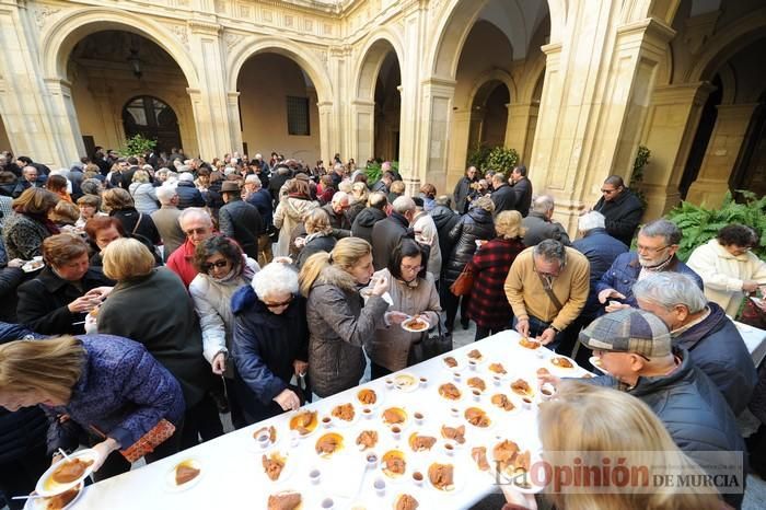 Reparto de boniatos en el Palacio Episcopal por San Fulgencio