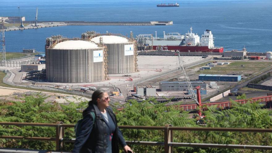 Primera operación de carga de la regasificadora. El buque «Attalos» realizó ayer el primer transbordo de GNL desde el puerto de El Musel que, previsiblemente, tendrá como destino un país de otro continente.