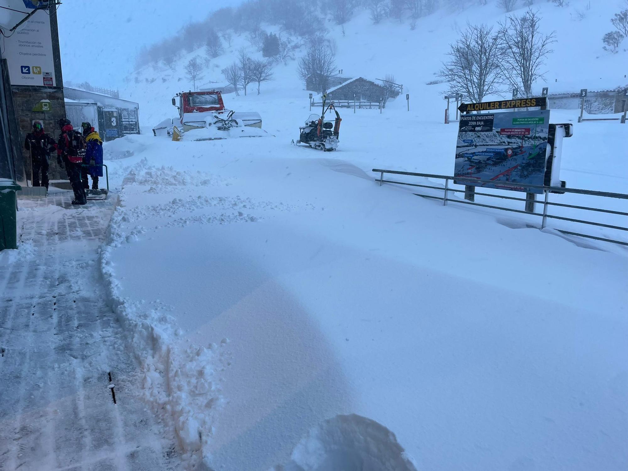 Primer día de la temporada de esquí 2021 en Valgrande-Pajares y Fuentes de Invierno