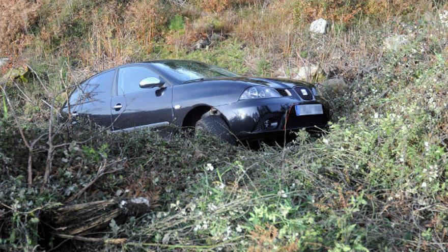 Salen ilesos tras caer su coche por un desnivel a causa del hielo