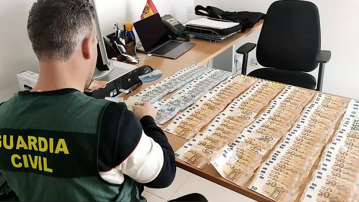 La Guardia Civil cuenta el dinero recuperado tras el robo en una nave de una cooperativa agraria de Sineu