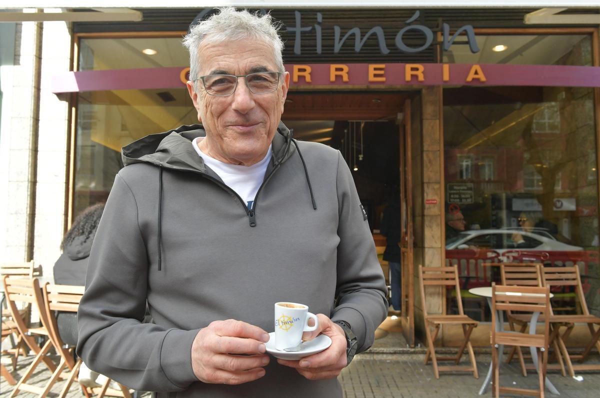 Aurelio Esmorís, en la puerta de El Timón.