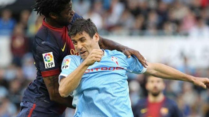 Song y Bermejo pelean por un balón aéreo.  // Ricardo Grobas