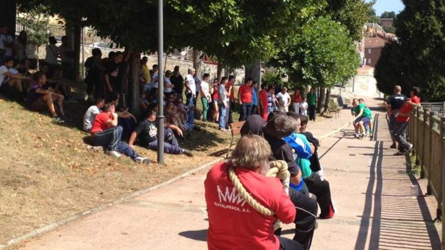 Raúl Barbón, explicando al público, ayer, en Tineo, cómo se hacen las madreñas y con qué tipos de madera.