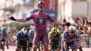 Jonathan Milan logra la segunda victoria en el Giro de este año.