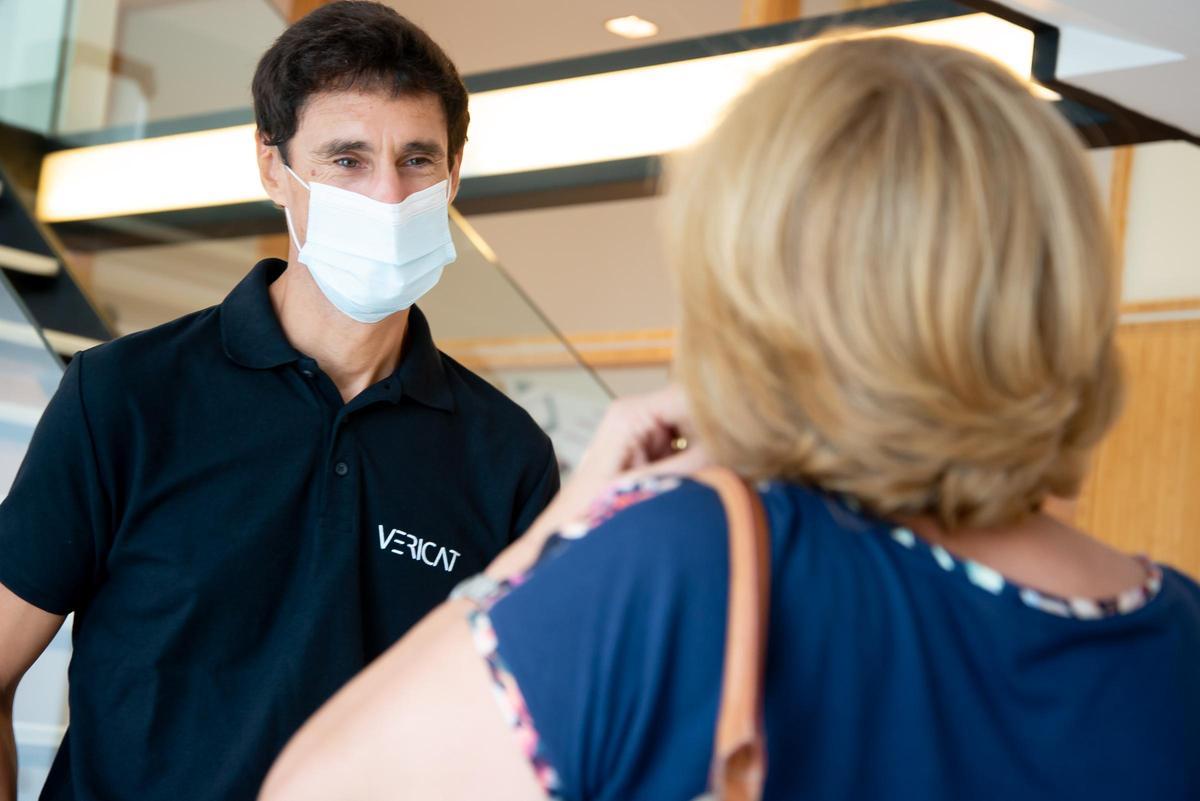 El Dr. Alberto Vericat despidiendo a la paciente tras una revisión periódica.