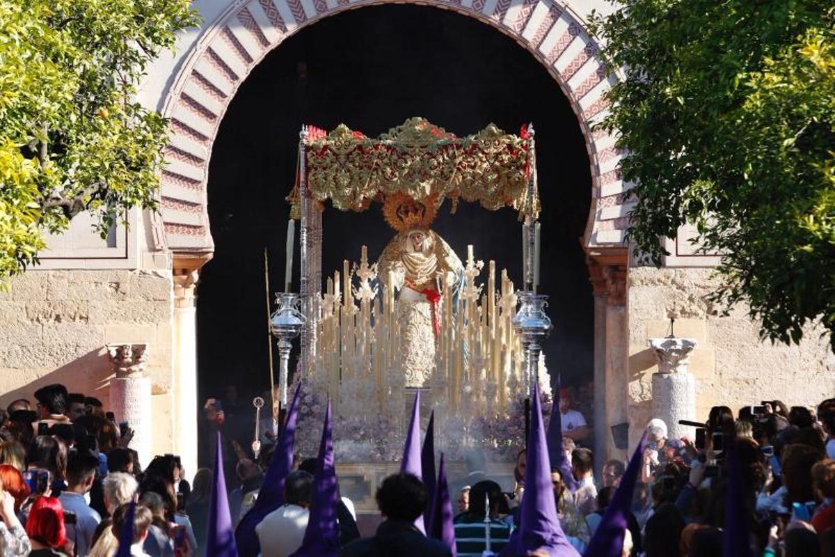 La noche culmina un Martes Santo primaveral e histórico