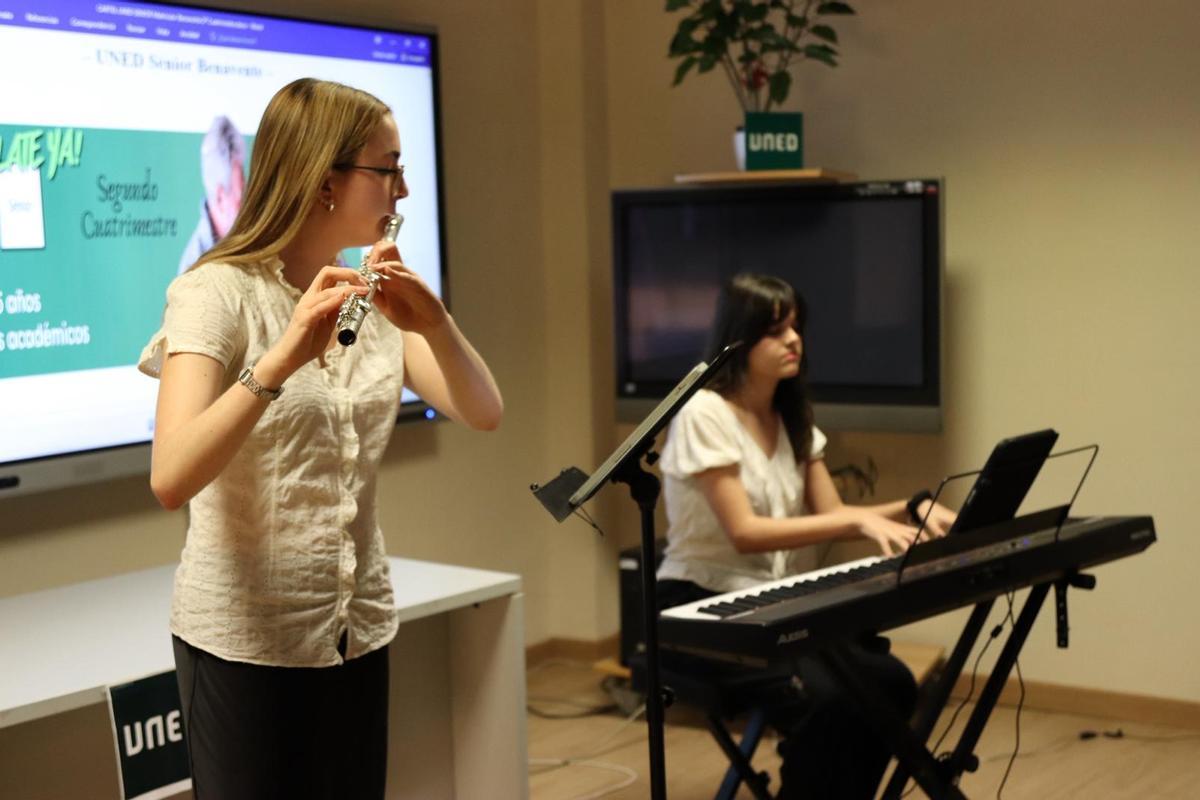 Actuación musical durante el acto de clausrua de la UNED Senior.