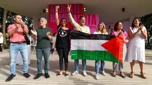Yolanda Díaz y otros miembros de Sumar muestran una bandera de Palestina al inicio del mitin de Málaga.