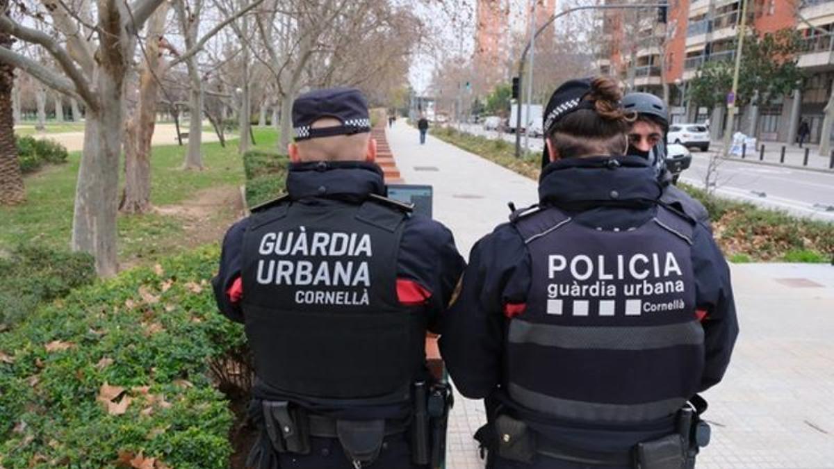Dos agentes de la Guardia Urbana de Cornellà.