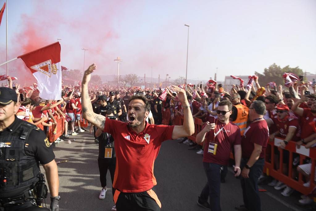 Recibimiento de la afición al Real Murcia antes del partido ante el Nástic