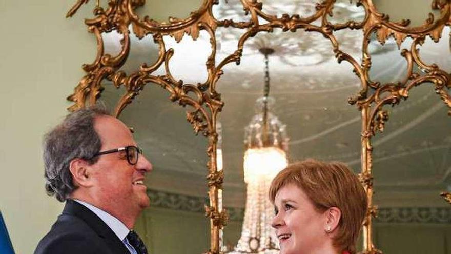 Quim Torra con la ministra principal de Escocia, Nicola Sturgeon, ayer en Edimburgo. // AFP