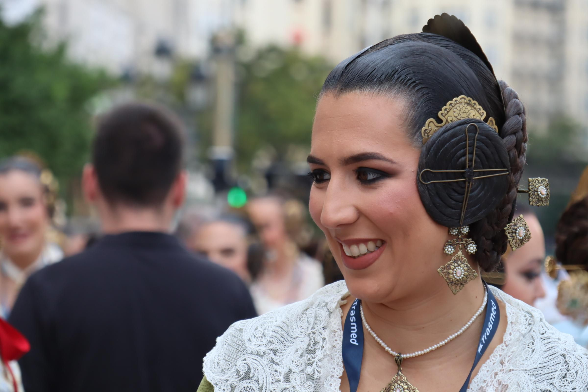 Concentración fallera en la Plaza del Ayuntamiento con las candidatas a FMV2025