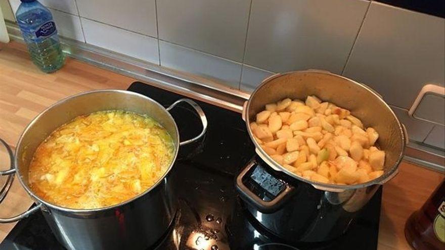 Los botes de mermelada de naranja producida artesanalmente por los vecinos de Canamunt.