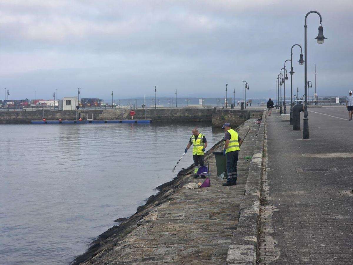 La Autoridad Portuaria se encarga finalmente de eliminar la basura acumulada en el Muelle de Pasajeros desde la Fiesta del Agua. La Autoridad Portuaria se encarga finalmente de eliminar la basura acumulada en el Muelle de Pasajeros desde la Fiesta del Agua.