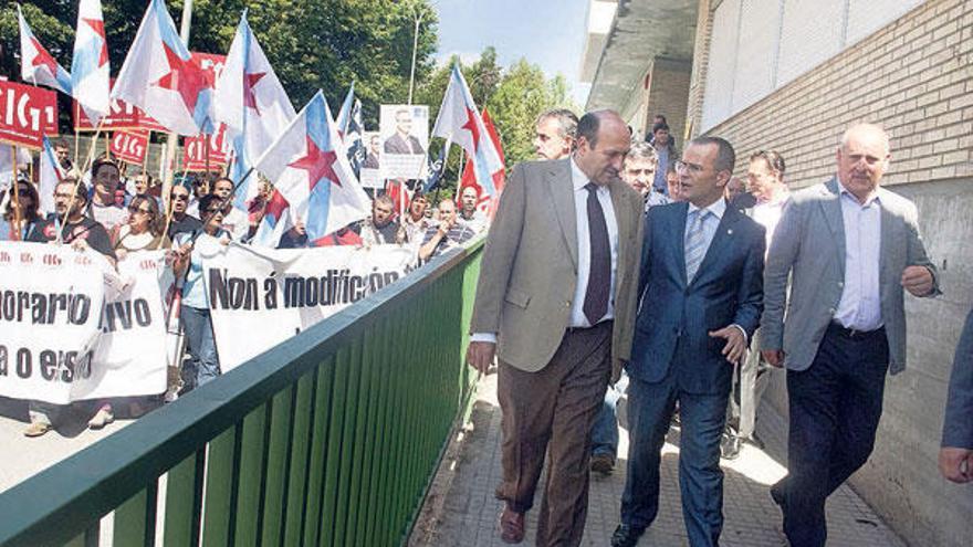 La apertura del curso en el CPI de Maside (Ourense) se paralizó debido a la manifestación a las puertas del centro, con gritos de &quot;dimisión, dimisión&quot; dirigidos al conselleiro de Educación. Jesús Vázquez expresó su pesar porque &quot;una vez más, unos pocos traten de ensombrecer y manchar un acto tan bonito, especialmente para los más pequeños&quot;. &quot;Se trata de un intento claro de politizar y buscar la confrontación dentro de los recintos escolares, con los niños a menos de un metro&quot;, criticó.