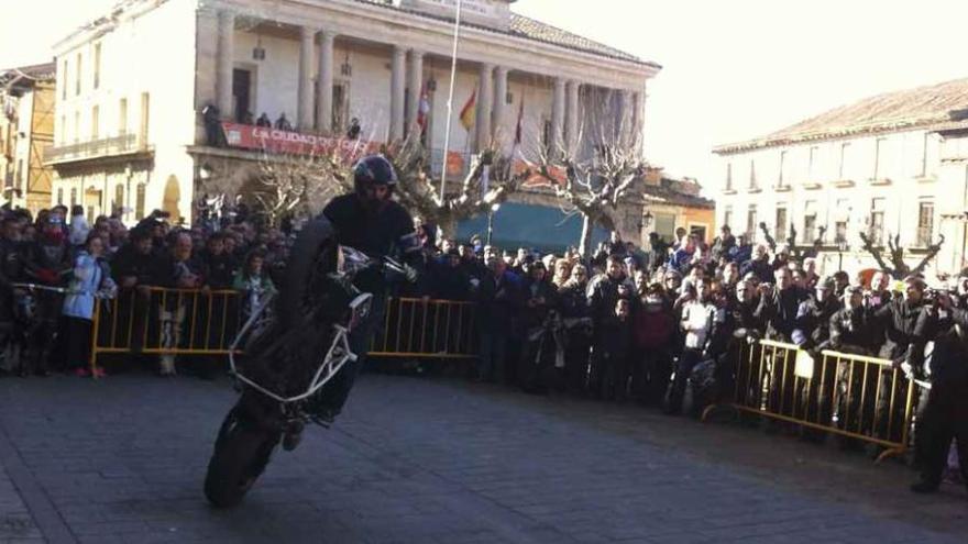 Acrobacia de uno de los moteros en la Plaza Mayor de la ciudad.