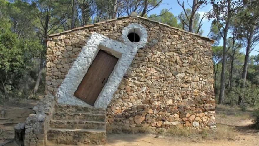 Sabies que a Palamós hi ha una barraca amb una porta ben torta?