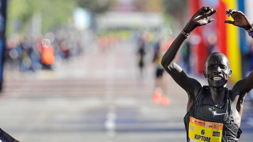 Abraham Kiptum, cruzando la meta del Medio Maratón València donde estableció el nuevo récord del mundo.