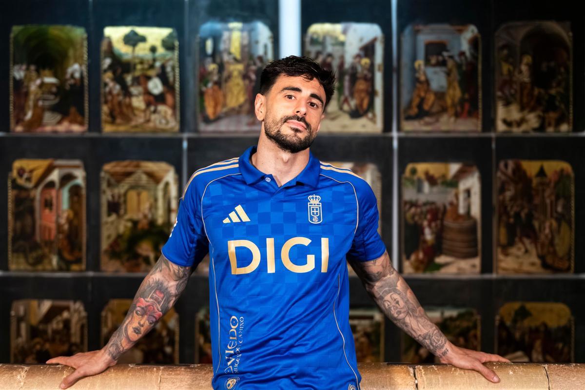 David Costas posa con la nueva camiseta del Real Oviedo