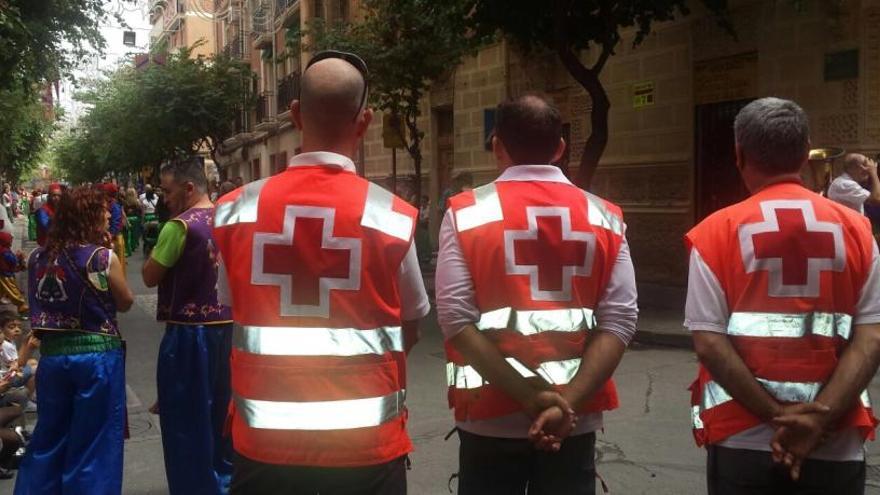 Voluntarios de Cruz Roja durante las pasadas fiestas de Elda