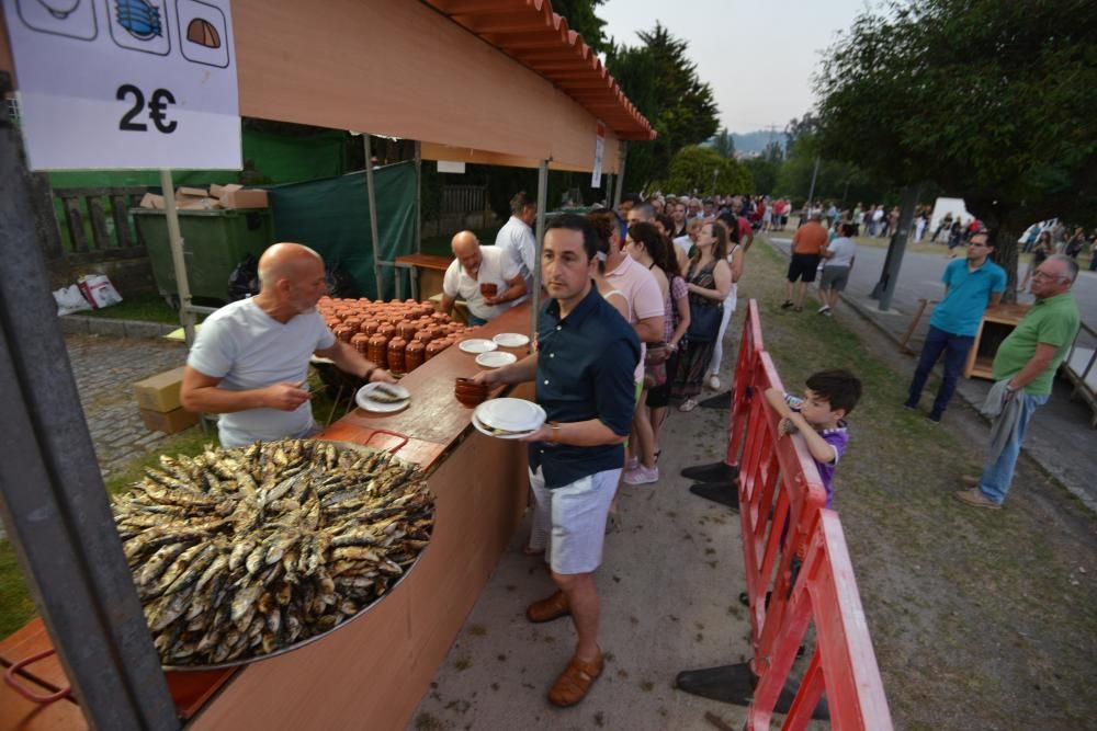 Cientos de personas de toda la comarca acudieron al recinto de A Reiboa para celebran San Xoán entre sardinas, atracciones y fuego.