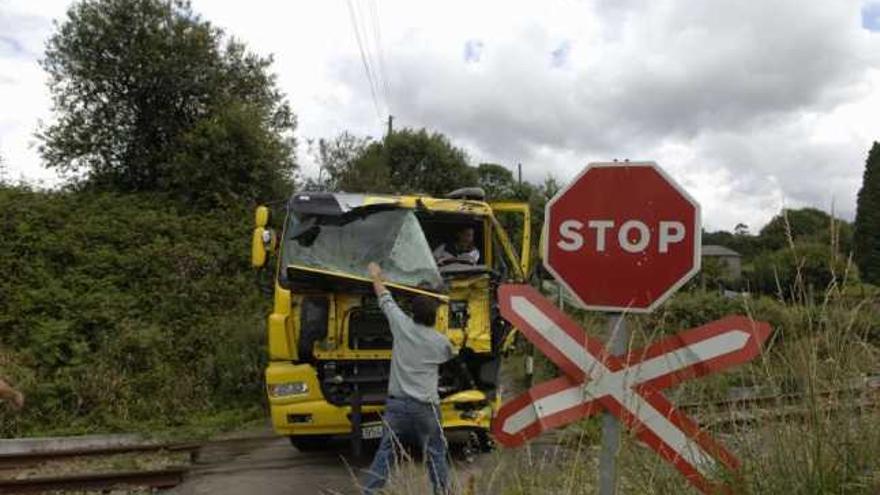 Paso a nivel en A Pena (Curtis), donde en 2007 un tren embistió a un camión cuando cruzaba. / fran martínez