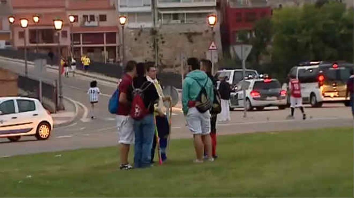 Manifestants expliquen el motiu de la seva repulsa a la iniciativa del Toro de la Vega.