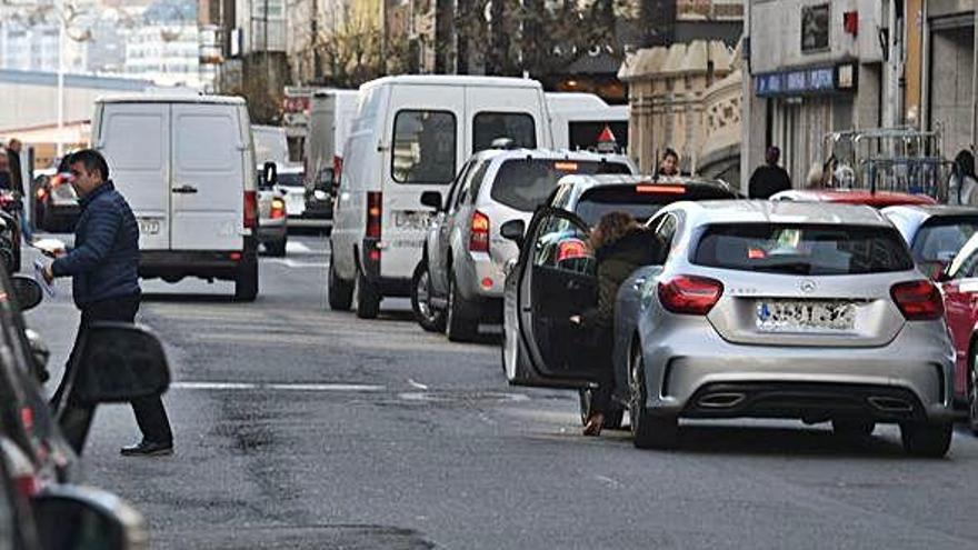 Vehículos estacionados en doble fila en la plaza de Lugo, en el mes de noviembre pasado.