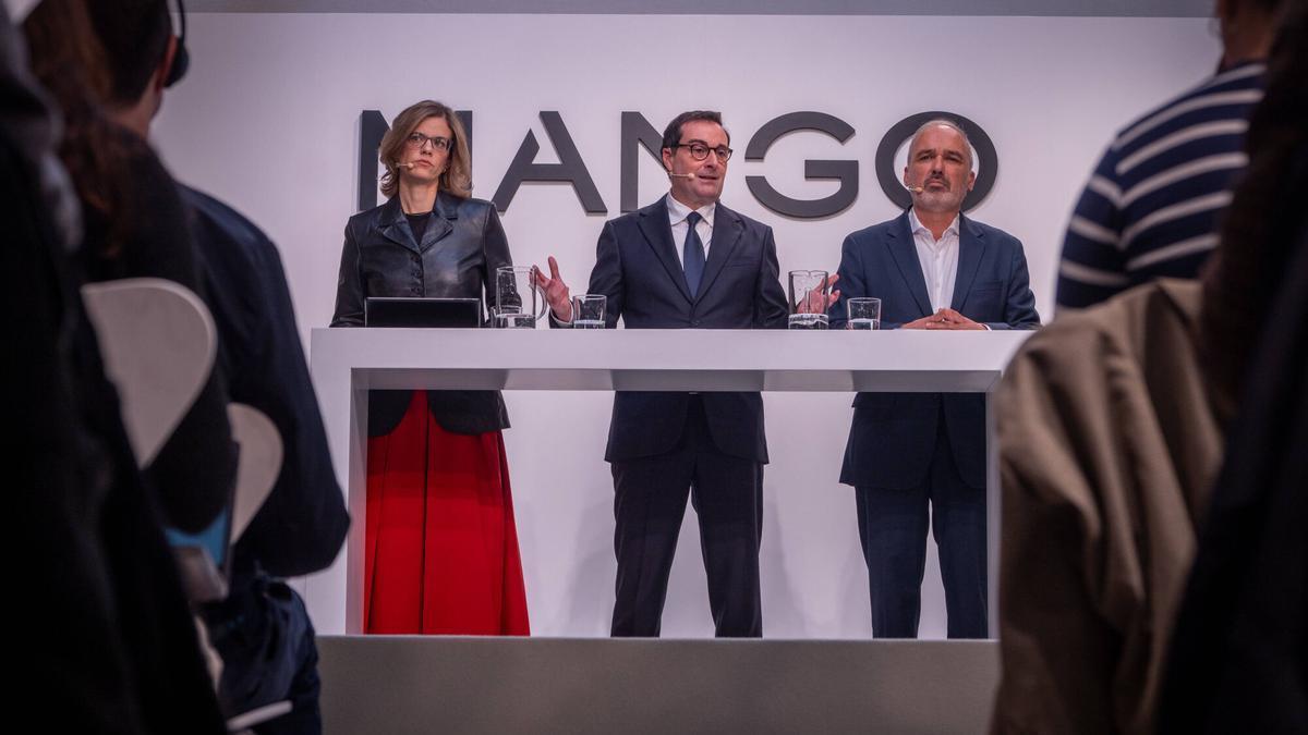 El presidente de Mango, Toni Ruiz (centro), junto a los directivos de la cadena Margarita Salvans y Daniel López.