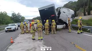 Un aparatós accident a l'AP-7 entre un trailer i un turisme provoca cues a Fogars de la Selva