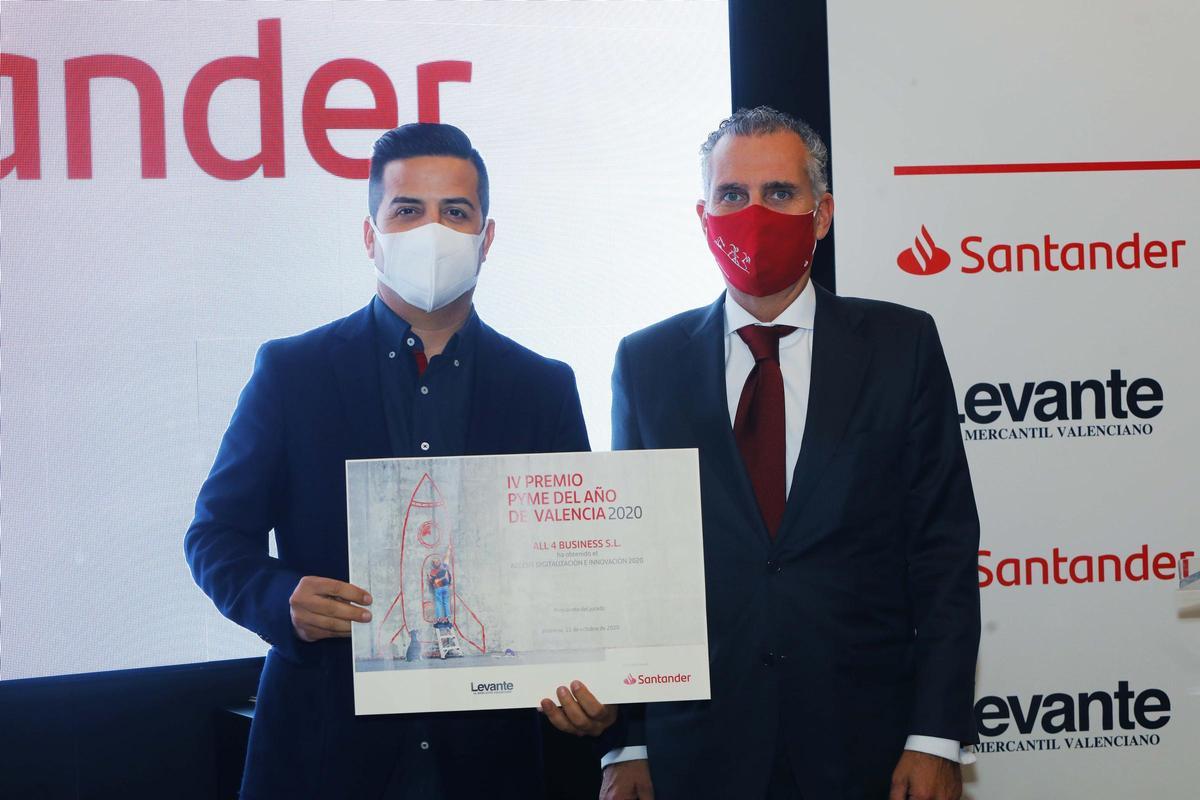 El representante de All 4 Business SL con su premio.