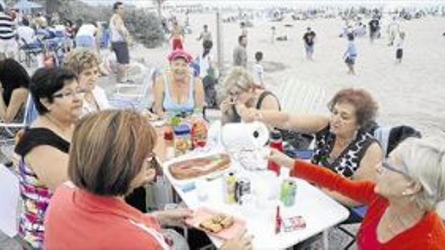 La provincia celebra por todo lo alto Sant Joan y elude las prohibiciones de Costas