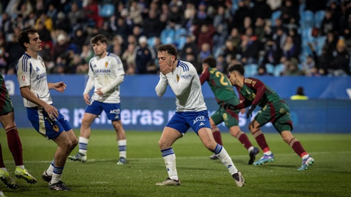 Keidi Bare se lamenta durante el partido ante el Oviedo en La Romareda.