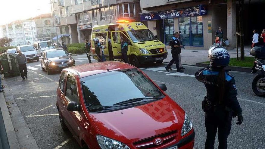 Una ambulancia y agentes de la Policía Local en un atropello en la calle Alameda. // Rafa Vázquez