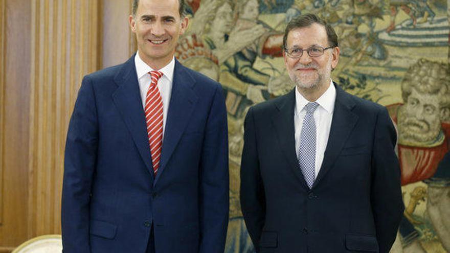 El líder del PP, Mariano Rajoy, i el rei Felip VI