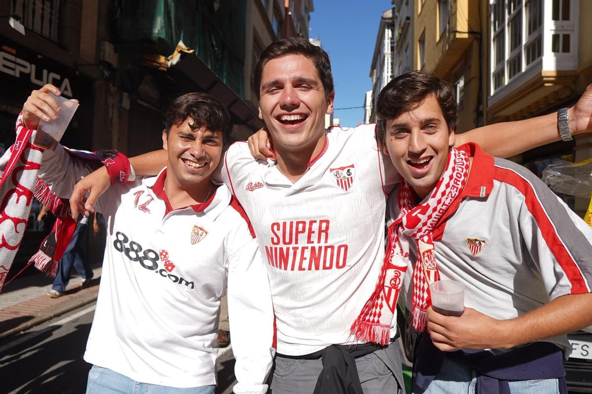 Aficionados del Sevilla por las calles de A Coruña antes del partido del Deportivo Aficionados del Sevilla por las calles de A Coruña antes del partido del Deportivo