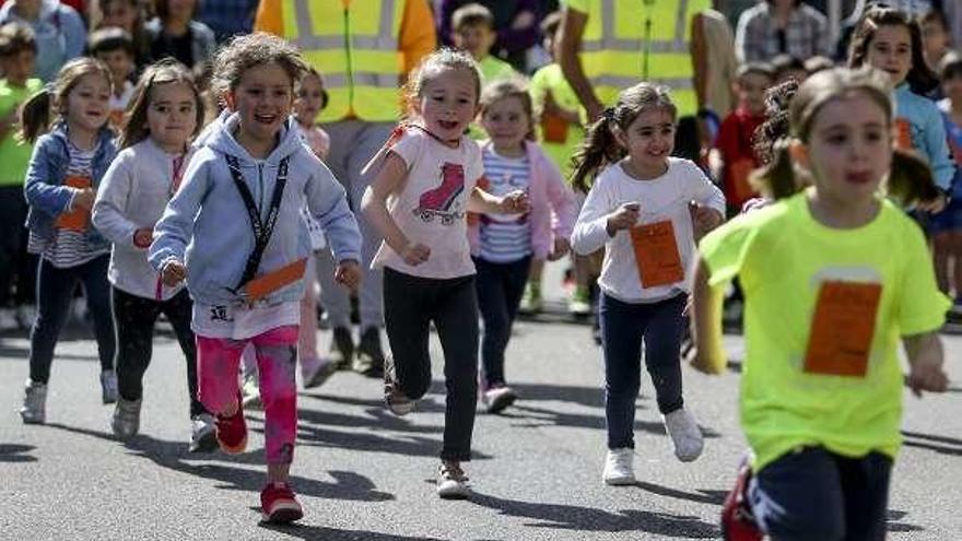 El alumnado del Palacio Valdés corre contra el cáncer infantil