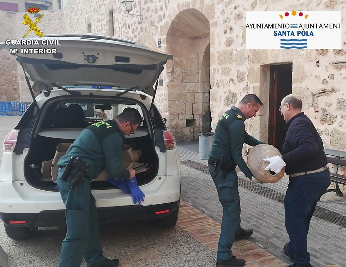 Traslado de las ánforas romanas halladas en Santa Pola.