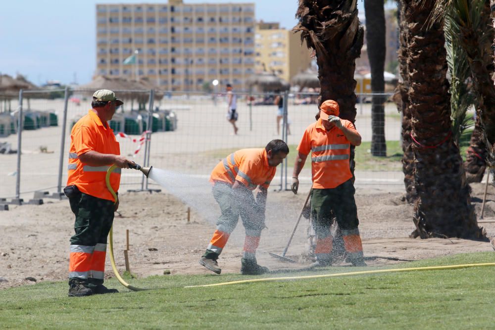 Comienzan las labores de limpieza de las playas de Málaga capital antes del inicio de la temporada de verano