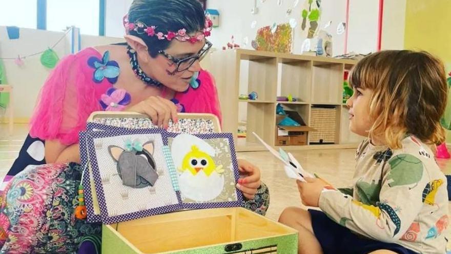 Raquel García durante el desarrollo de uno de sus talleres didácticos para fomentar el desarrollo emocional y social de niños.